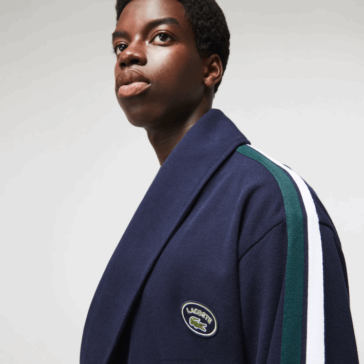 hombres Lacoste 6F241401 azul marino 166 bata de piqué de algodón con insignias texturizadas de inspiración deportiva
