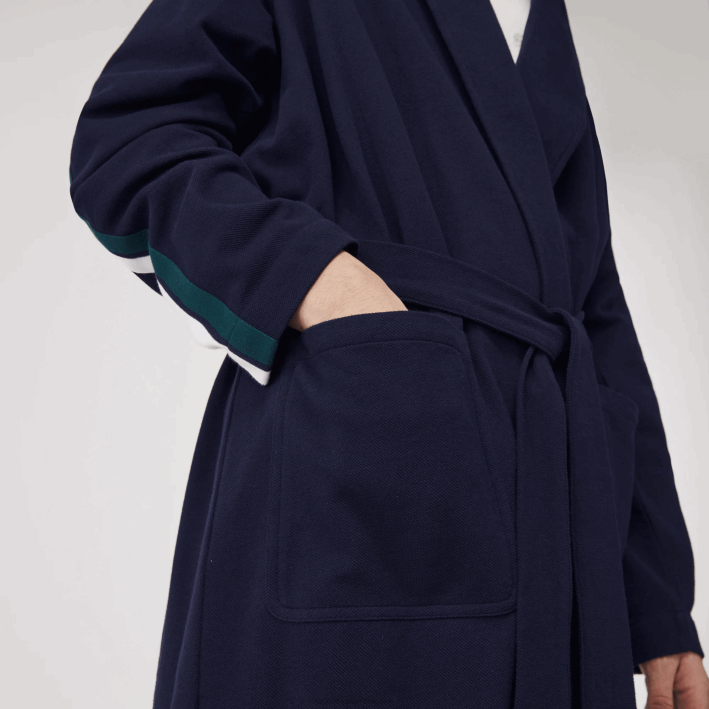 hombres Lacoste 6F241401 azul marino 166 bata de piqué de algodón con insignias texturizadas de inspiración deportiva