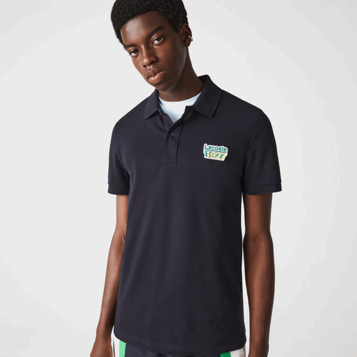 hombres Lacoste 6F24912 fondo azul marino polo de corte regular de piqué de algodón con insignia