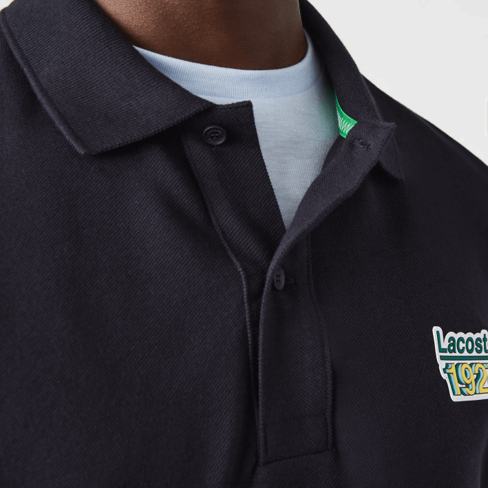 hombres Lacoste 6F24912 fondo azul marino polo de corte regular de piqué de algodón con insignia