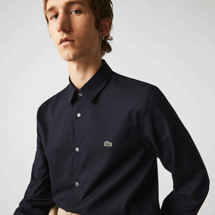 hombres Lacoste 6F241487 fondo azul marino camisa slim fit de popelín de algodón elástico