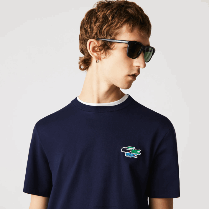 hombres Lacoste 6F24920 azul marino 166 camiseta de algodón orgánico con cuello redondo y cocodrilos de colores