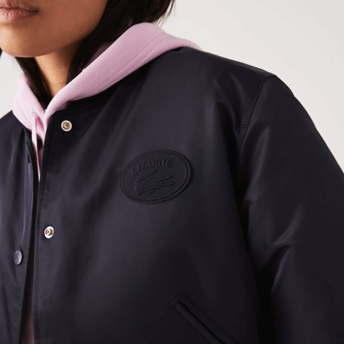 mujer Lacoste 6F242623 fondo azul marino chamarra bomber acolchada de nailon